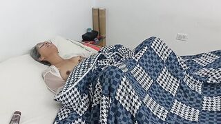 I surprise my stepsister in bed masturbating and I get into her sheets - Porn 100% in Spanish.