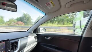 Gli succhio il cazzo in autostrada in pieno giorno, con il culo da fuori e le auto che passano