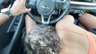 Gli succhio il cazzo in autostrada in pieno giorno, con il culo da fuori e le auto che passano