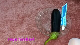 بردادر شوهرم بادمجون کرد تو کسم آبم اومد / I got fucked with an eggplant