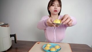 Sexy busty beauty uses air fryer to make egg tarts and glutinous rice balls