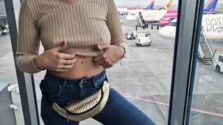 I riskily show my tits at the airport, flashing my erect nipples