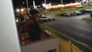 Une étudiante mince et épaisse surprise nue sur le balcon d'un hôtel