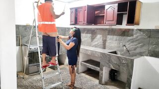 EXCLUSIVE!! BRICKLAYER GETS A GREAT GIFT WHILE REPAIRING A HOUSE'S ROOF