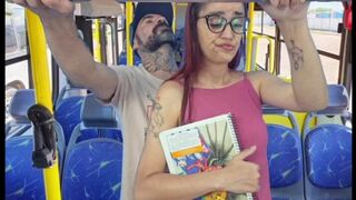 Estudante sobe no ônibus e por estranho em público!