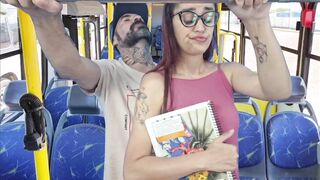 Estudante sobe no ônibus e por estranho em público!