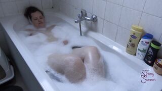 Hot curvy french girl in her bubblebath