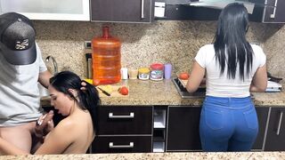 Hijastras Hermosas de 18 Años Cocinando Porque Deben de Darles de Comer a su Padrastro