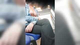 Troia provoca un ragazzo sul treno